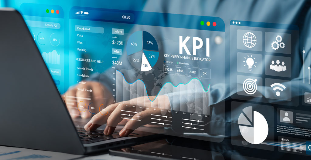 Des mains annotent un graphique imprimé avec un stylo tandis qu'une tasse de café apparaît en arrière-plan flouté